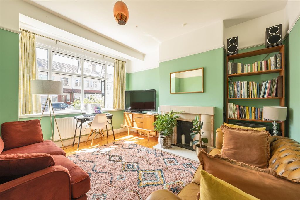 Property photo 2 of 25 Corbett Road E17