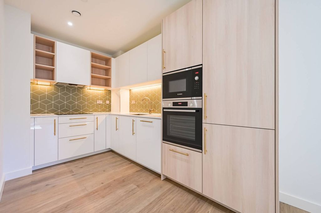 Property photo 2 of 33