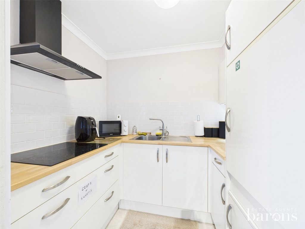 Property photo 3 of 10 Kitchen