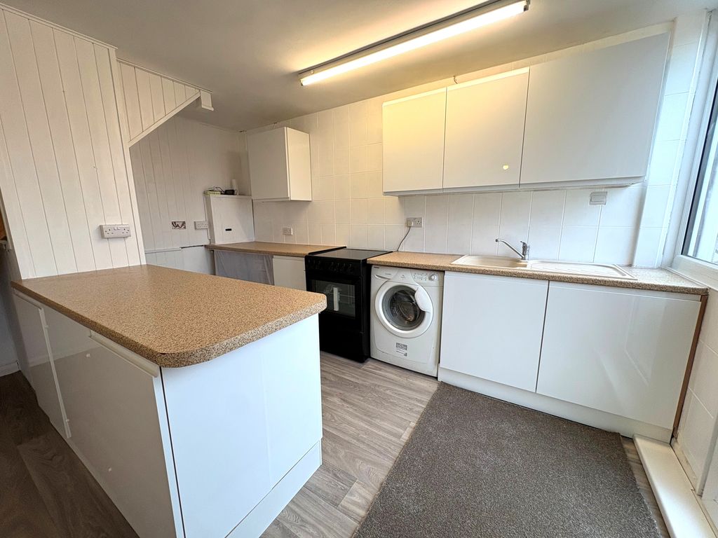 Property photo 2 of 11 Kitchen6