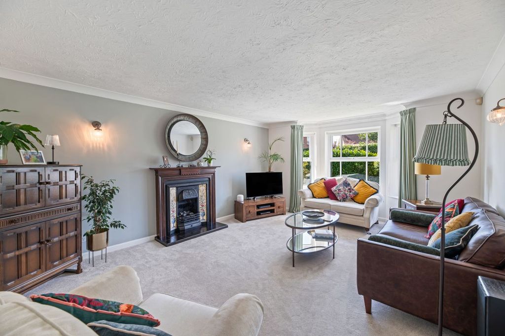 Property photo 2 of 21 Lounge