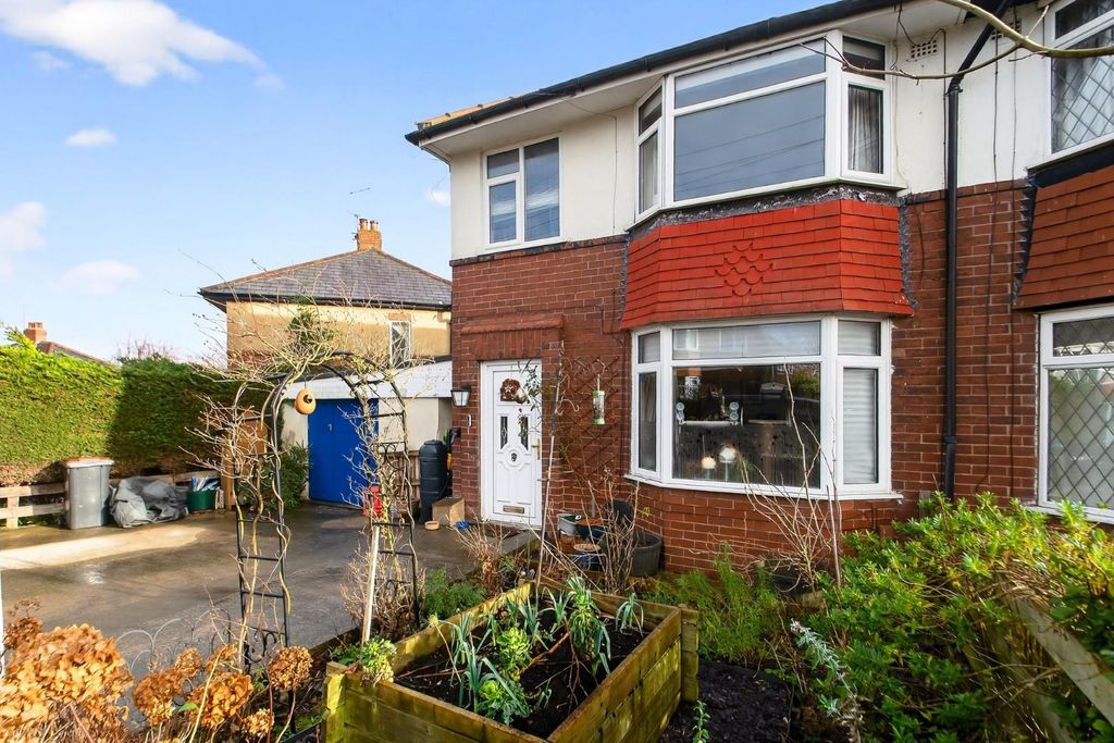 Property photo 1 of 12 5Harlowmoorcrescent-15.Jpg