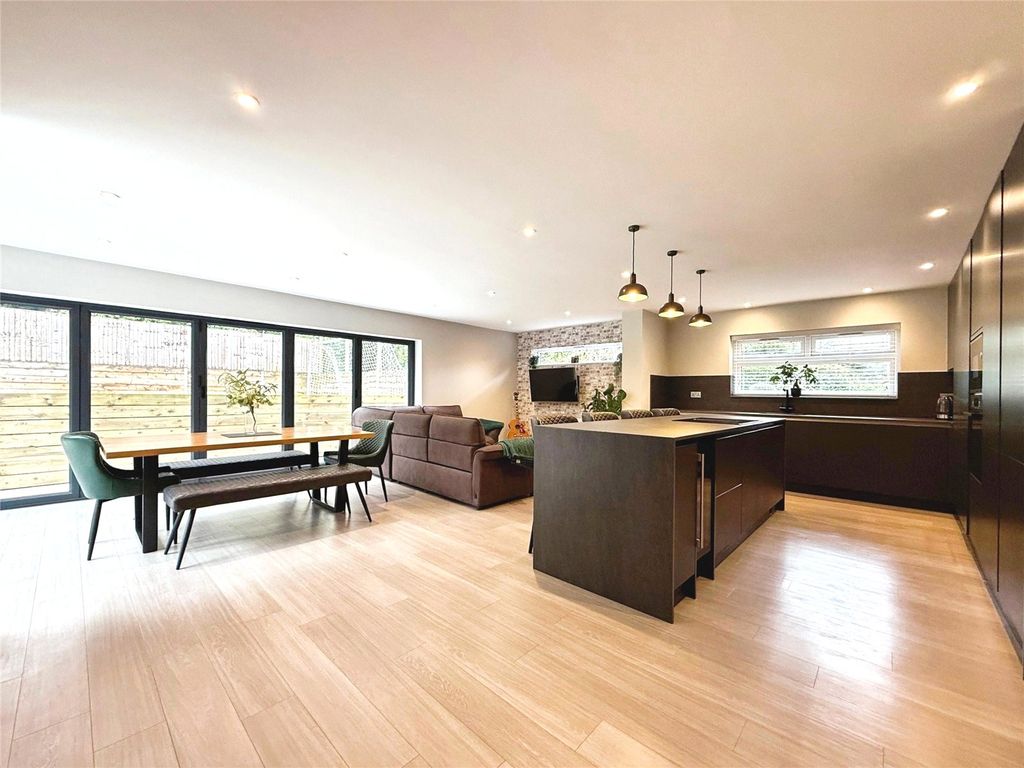 Property photo 2 of 28 Picture No. 24