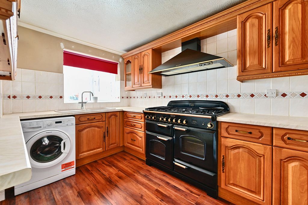 Property photo 3 of 10 1 Winchester Way (10)