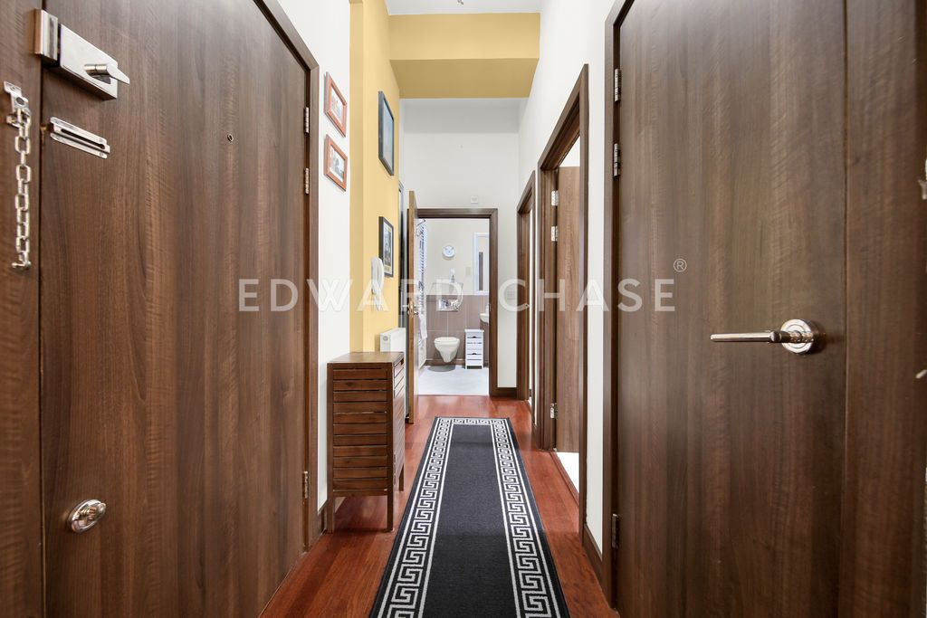 Property photo 3 of 17 Photo 6