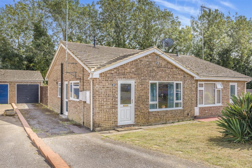 Property photo 1 of 13 49 Central Avenue, Woodford Halse-1.Jpg