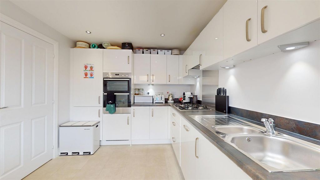 Property photo 3 of 16 Kitchen Breakfast