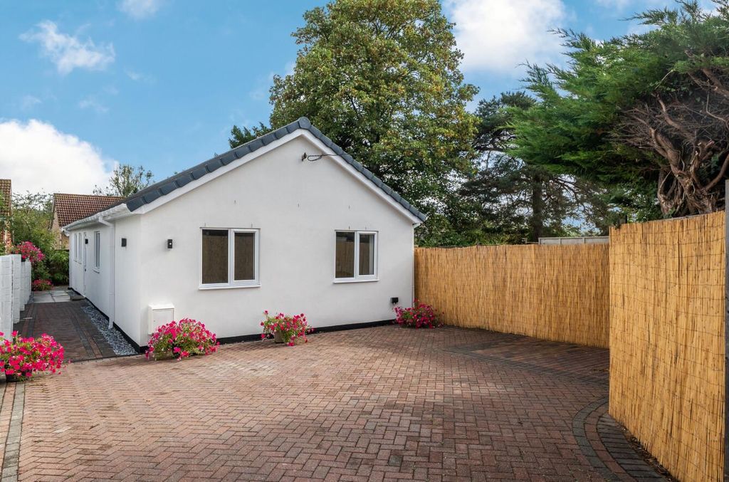 Property photo 1 of 16 Shaftesbury Ave 25 Front New 2.Jpg