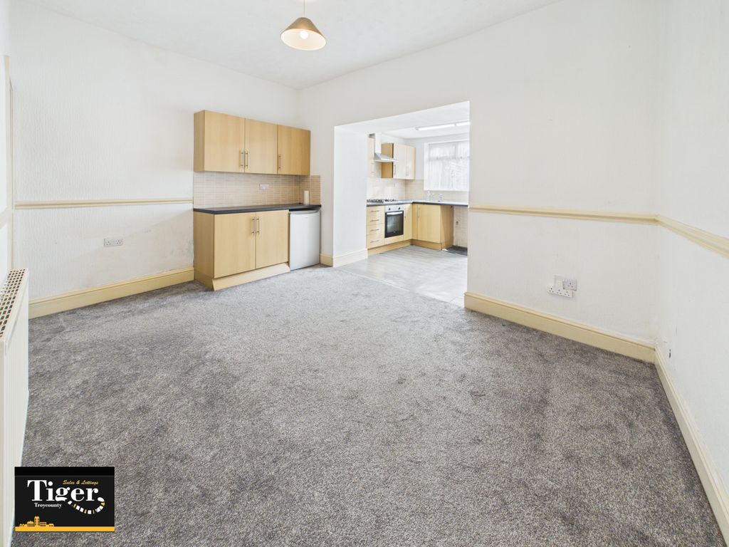 Property photo 3 of 12 Cam01931G0-Pr0421-Still002