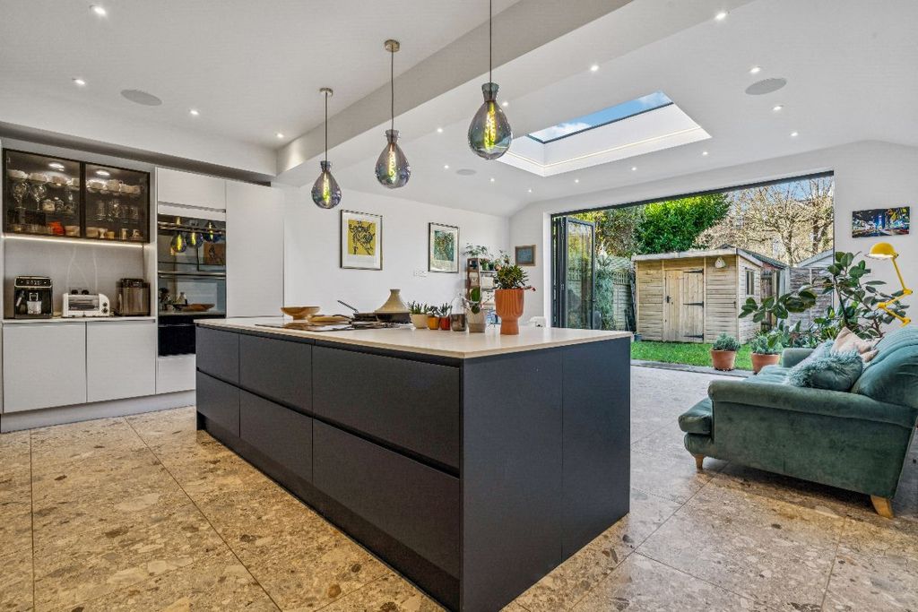 Property photo 1 of 25