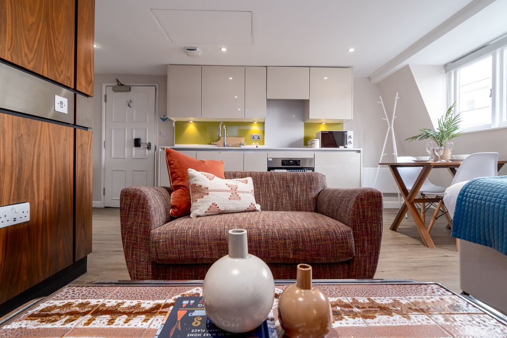 Property photo 1 of 9 Charlotte_S Rise (HQ) (8 Of 22).Jpg