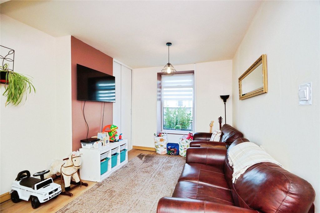 Property photo 2 of 22 Picture No. 15