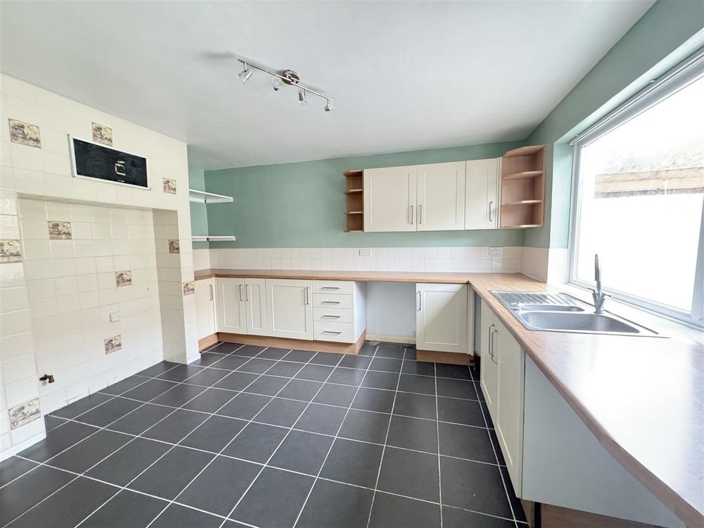 Property photo 3 of 19 Kitchen