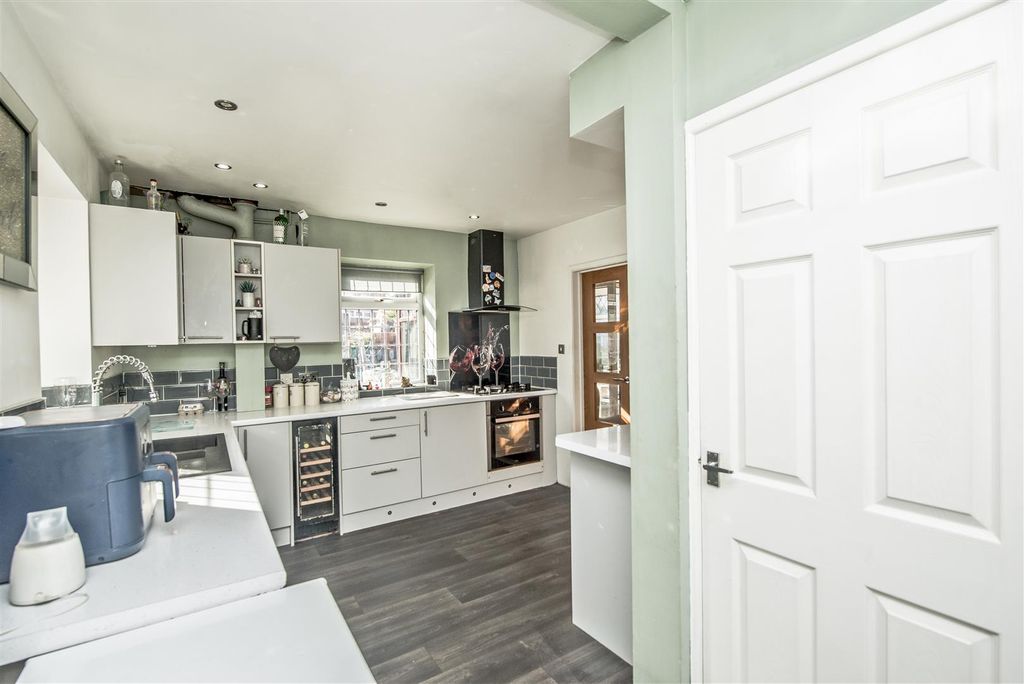 Property photo 3 of 30 Fitted Kitchen: