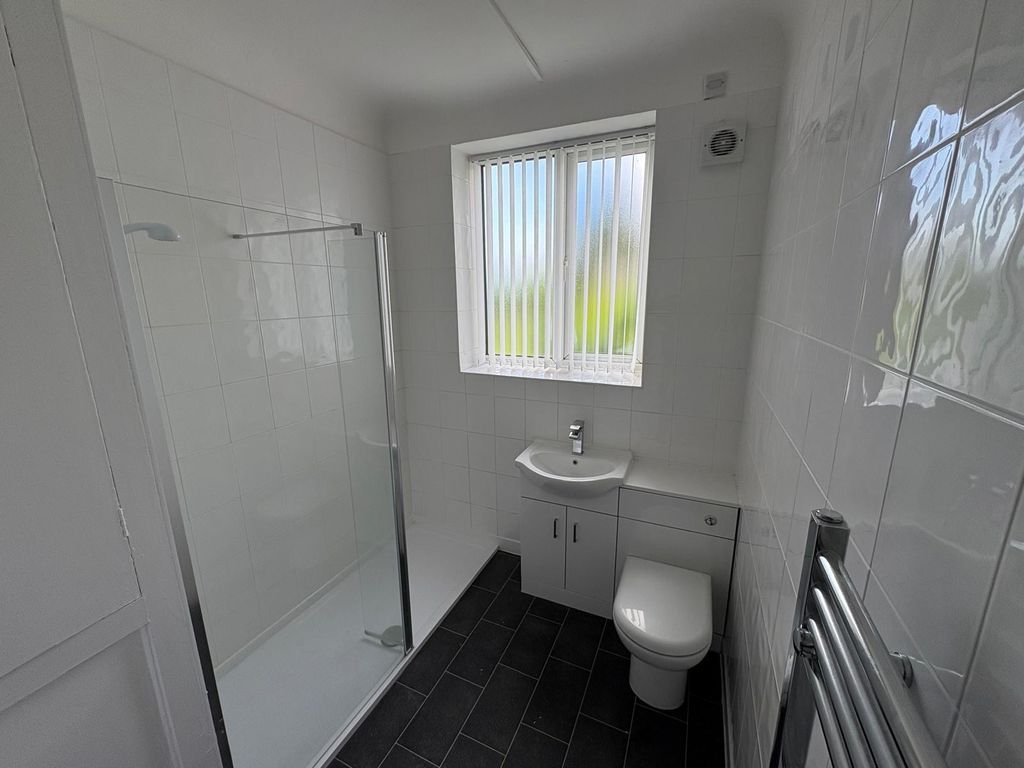 Property photo 2 of 10 Walk In Shower