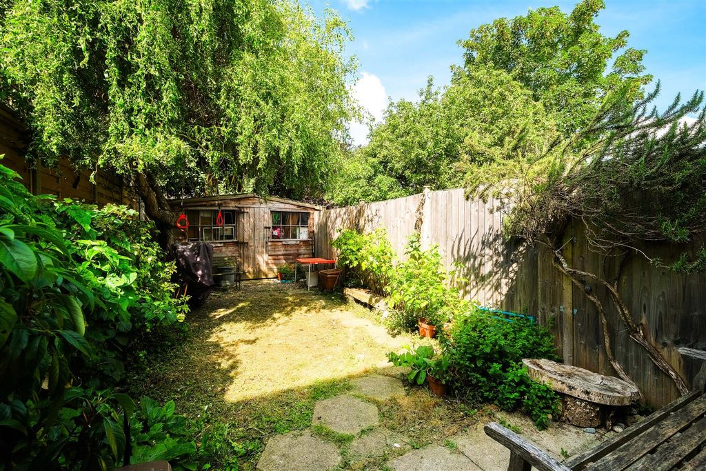 Property photo 2 of 19 71 Bryon Road-15.Jpg