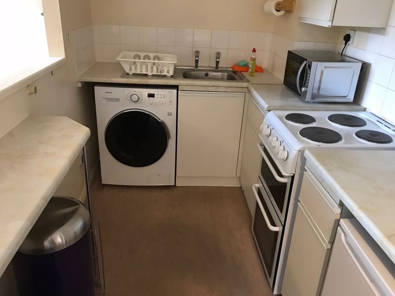 Property photo 3 of 10 Kitchen