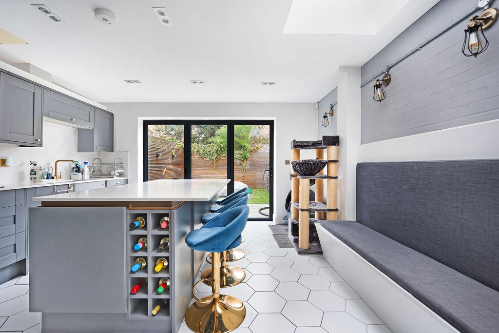 Property photo 1 of 18