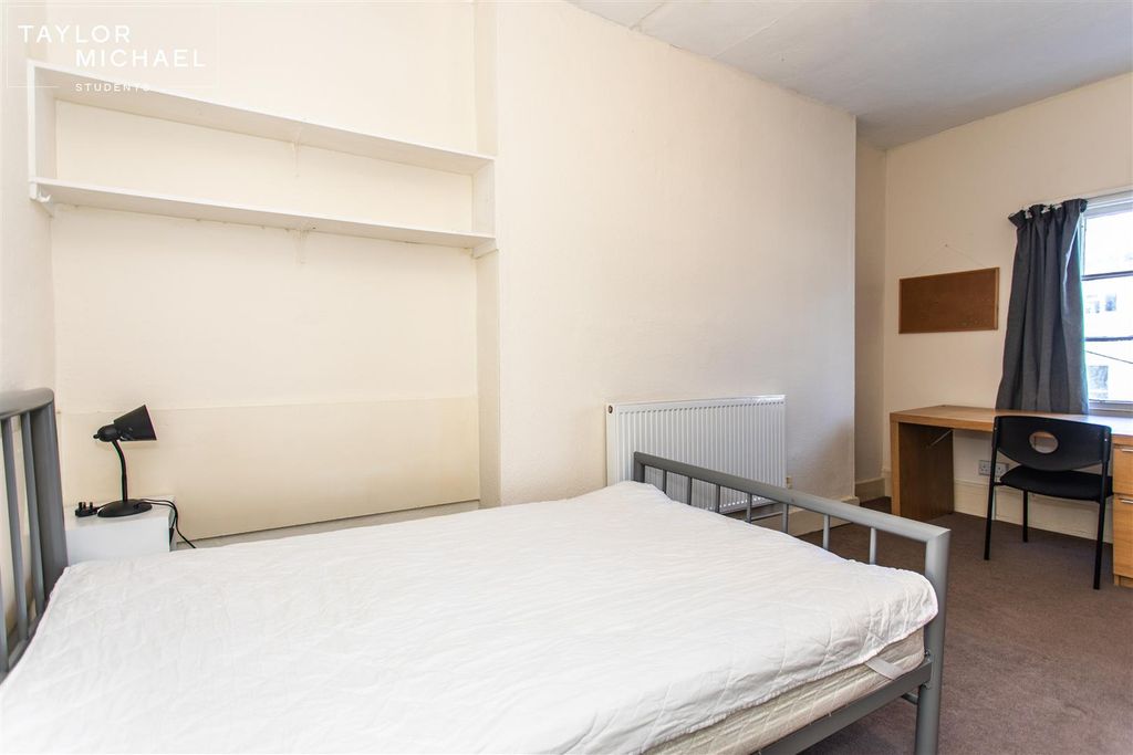 Property photo 3 of 12 Room