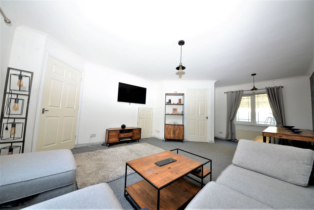 Property photo 1 of 18 Lounge