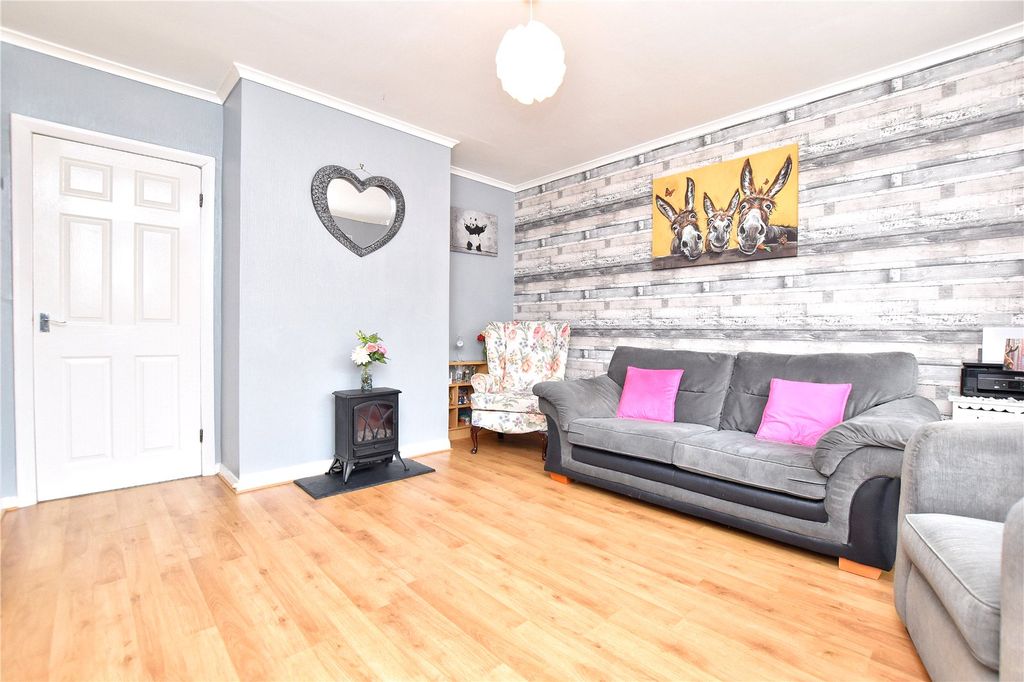 Property photo 2 of 18 Lounge