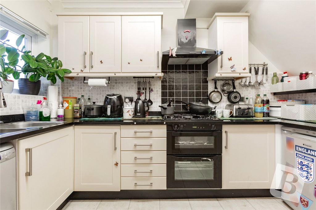 Property photo 3 of 12 Kitchen