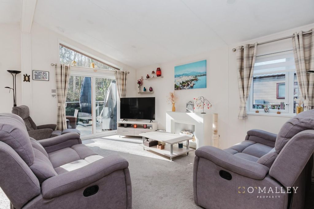 Property photo 3 of 15 Lounge