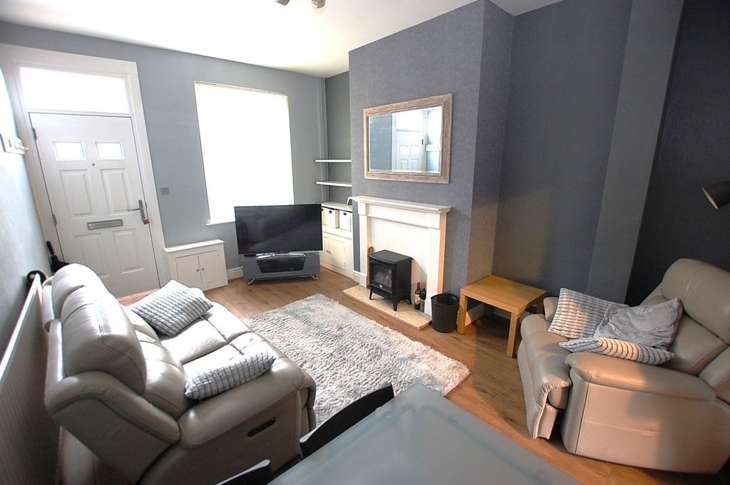 Property photo 2 of 9 Picture No. 12