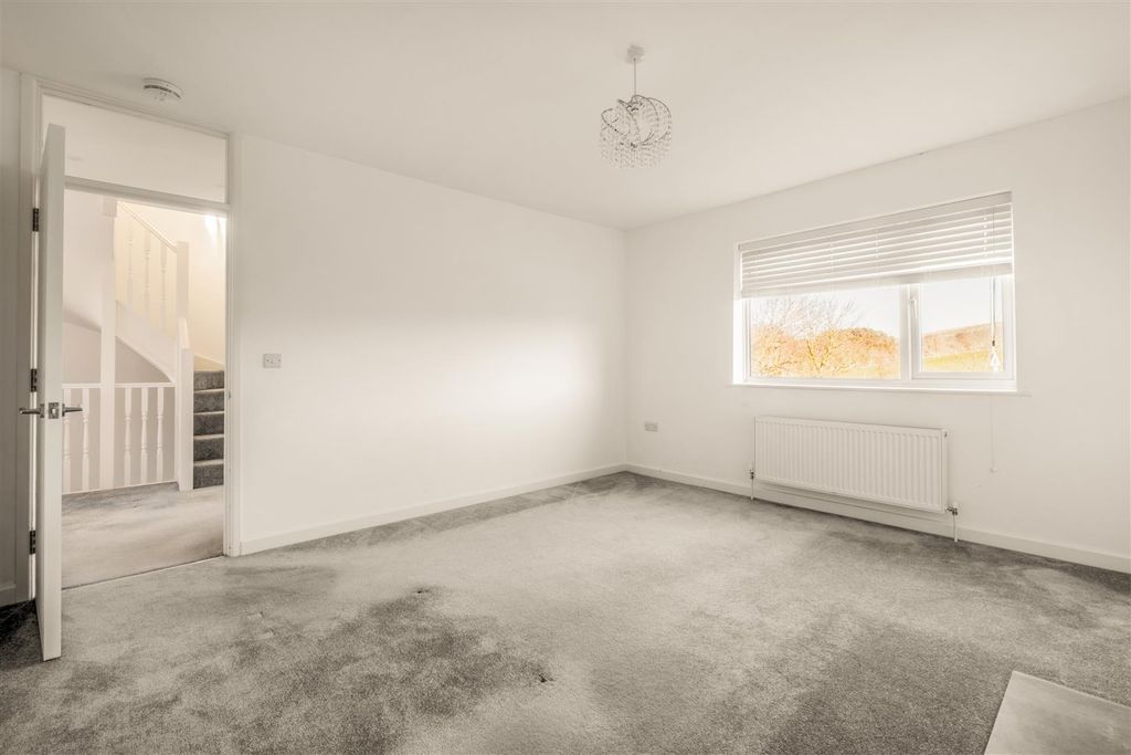 Property photo 3 of 10 3A Meadow Parade-5.Jpg