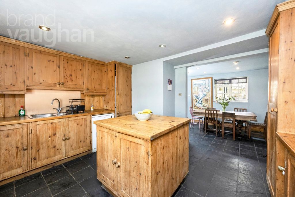 Property photo 2 of 39 Picture No. 23