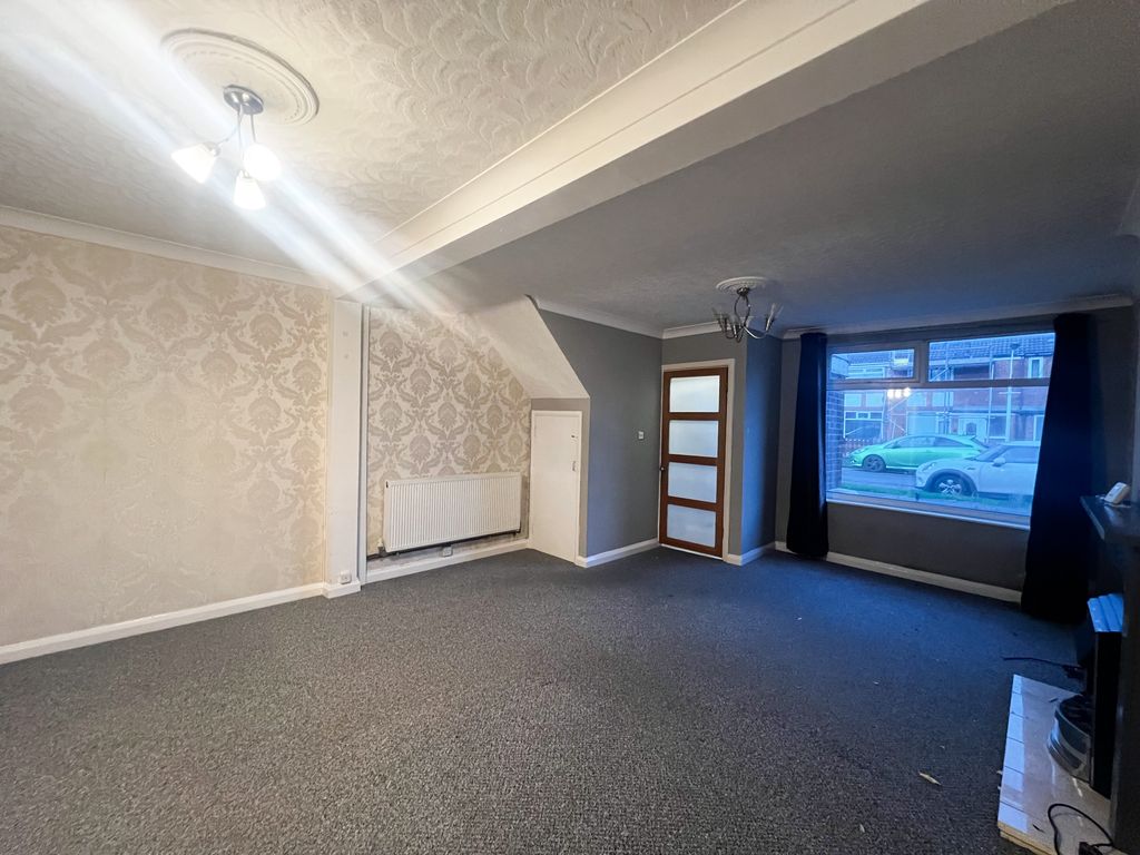 Property photo 3 of 6 Living Room