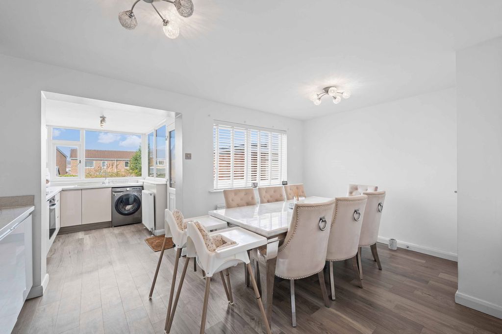 Property photo 3 of 27