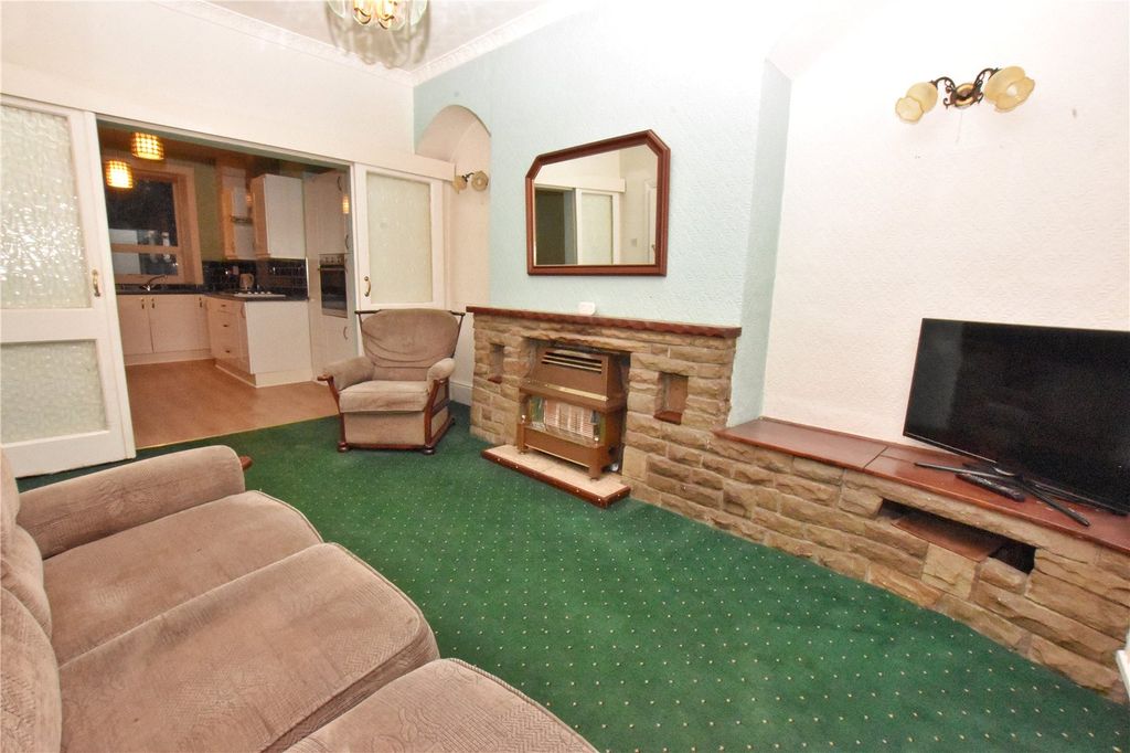 Property photo 3 of 17 Lounge