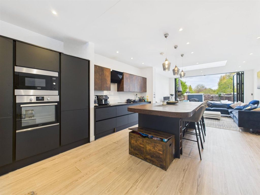 Property photo 2 of 12 Cam05080G0-Pr0211-Still016 (1).Jpg