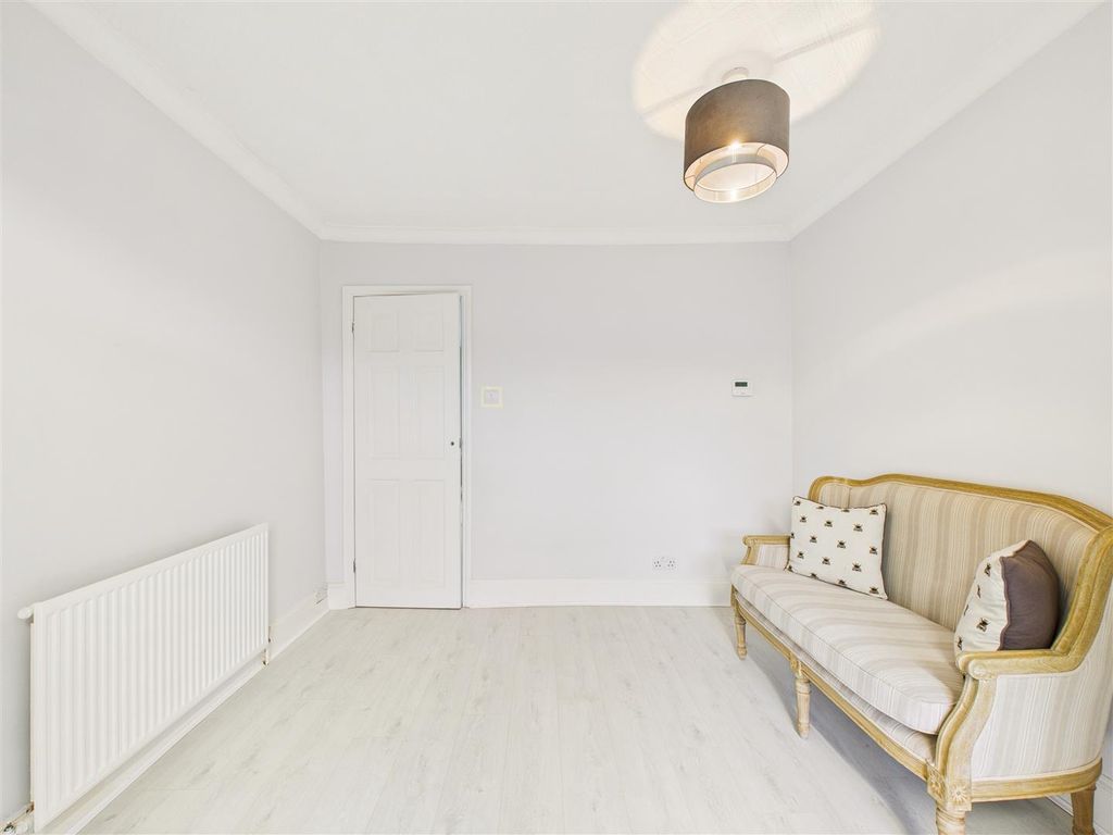 Property photo 3 of 12 Cam05193G0-Pr0091-Still007.Jpg