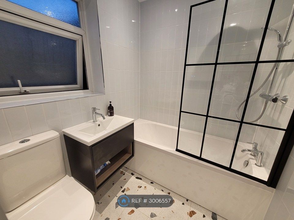 Property photo 2 of 11 Bathroom