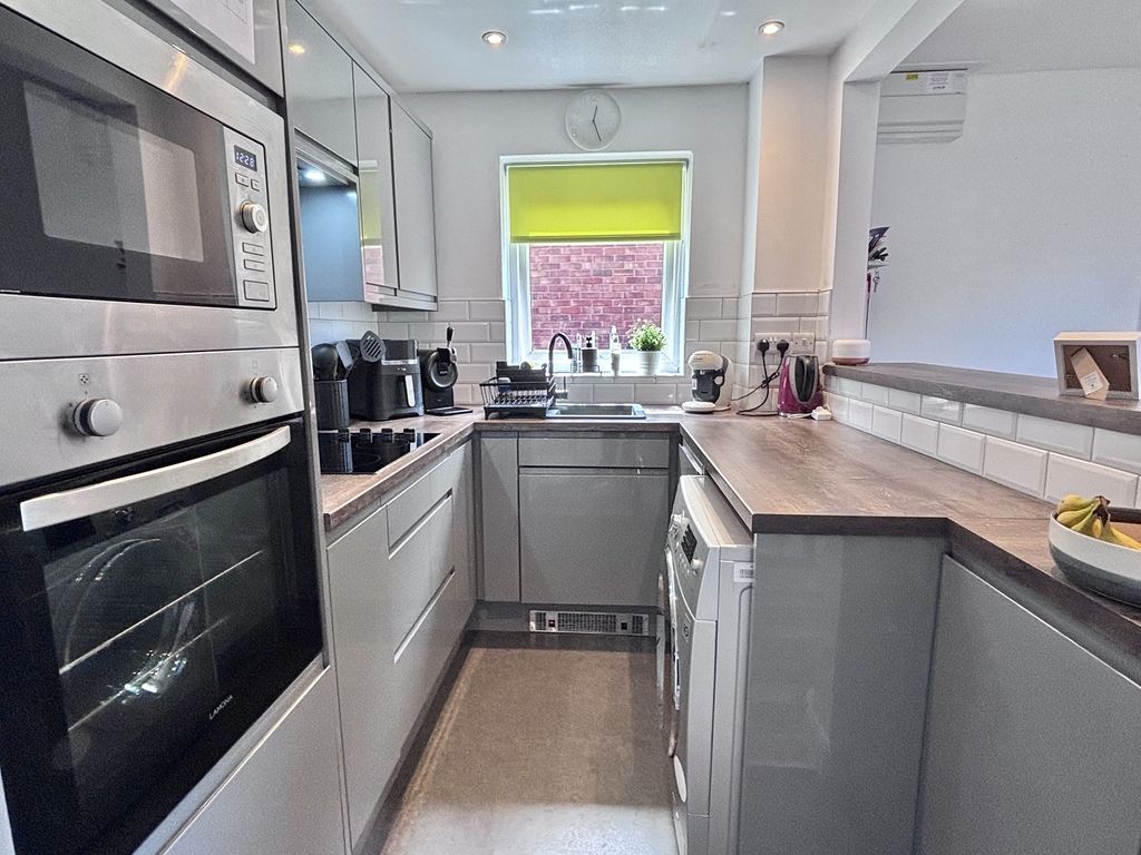 Property photo 3 of 10 Kitchen