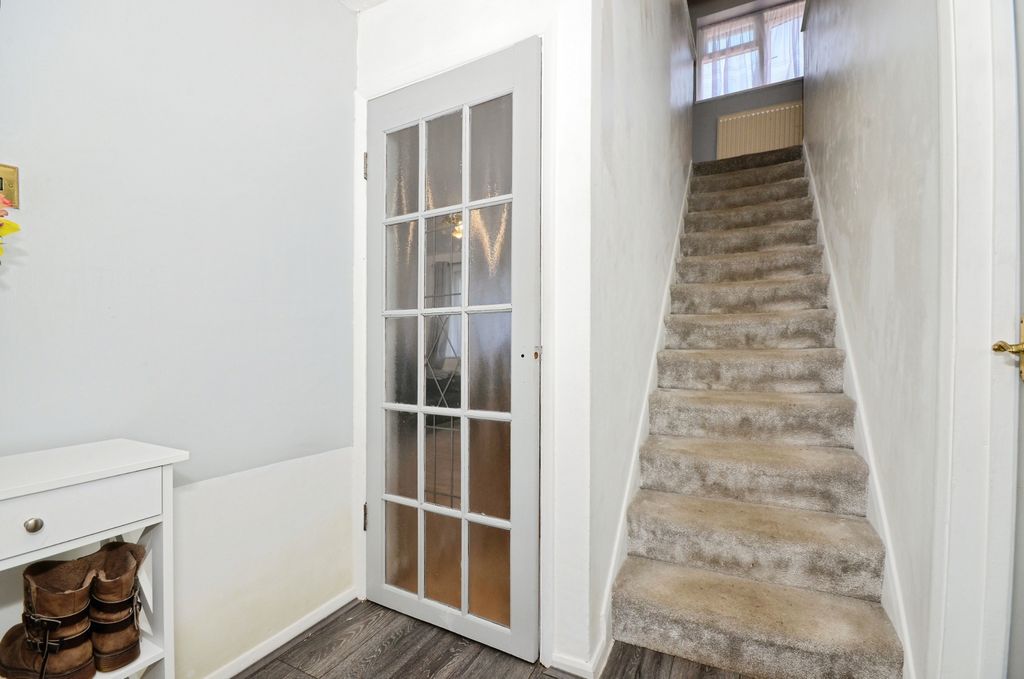 Property photo 3 of 18 Hallway