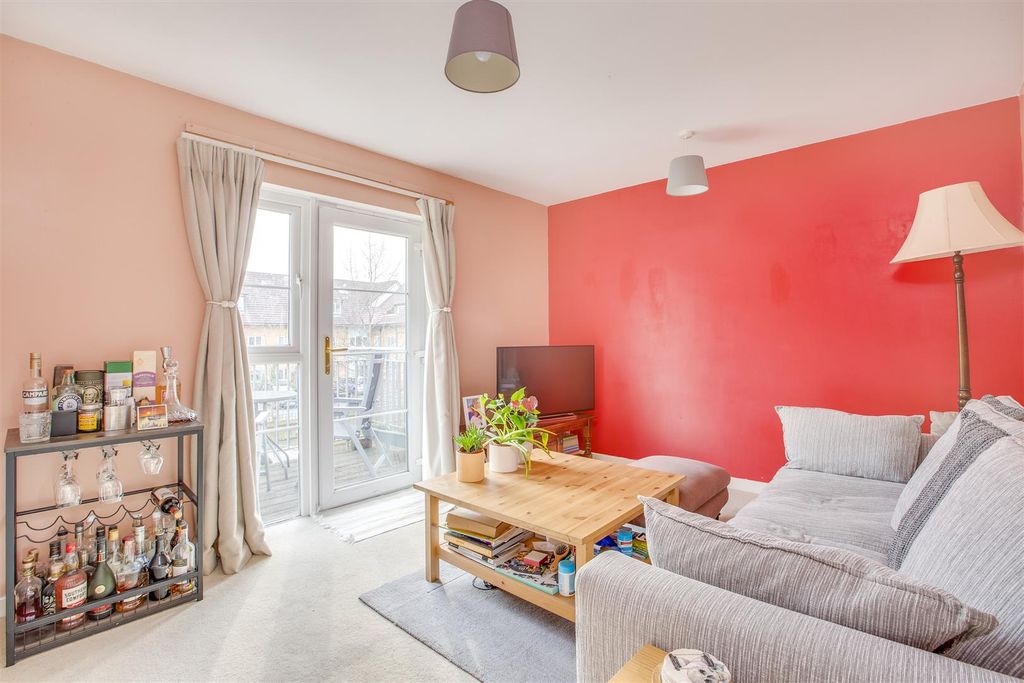 Property photo 2 of 11 21 Greengate, Chairborough Road, Hp12 3Gz-5.Jpg