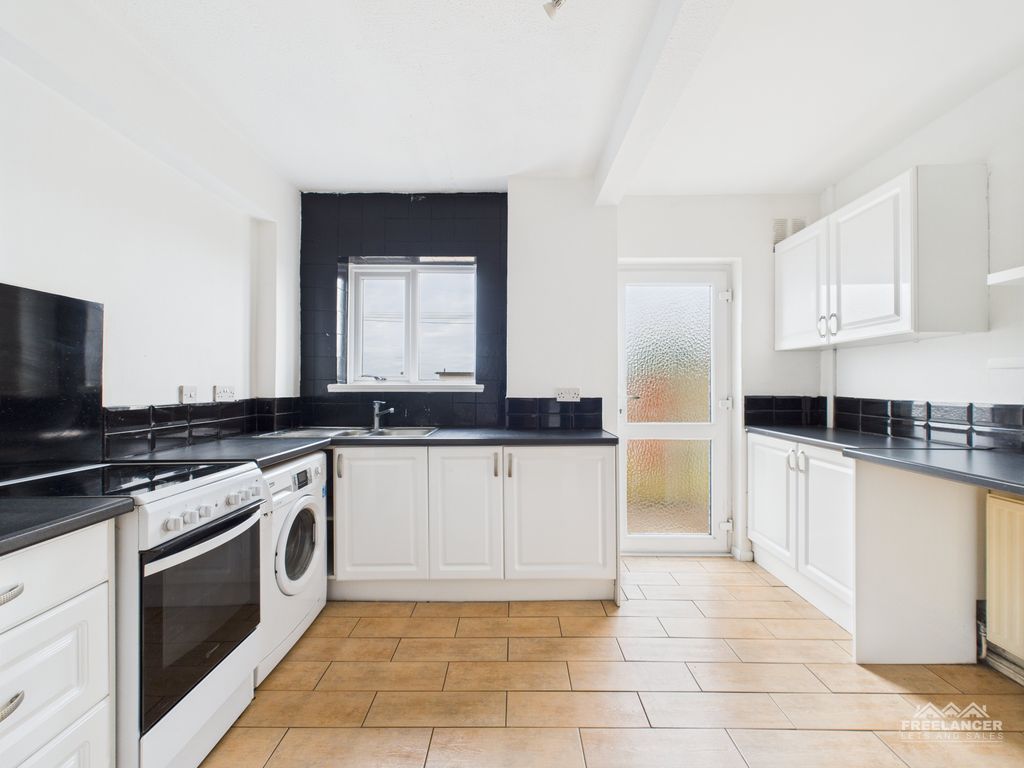 Property photo 3 of 14 Kitchen