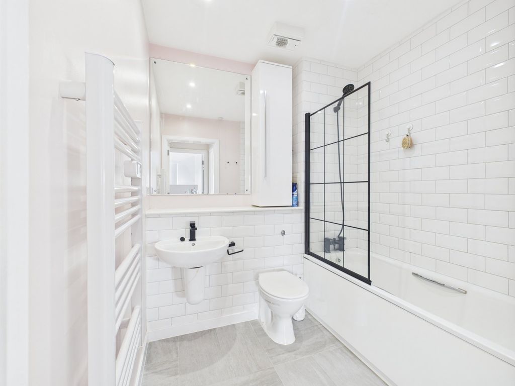 Property photo 3 of 8 Bathroom