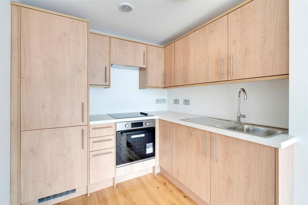 Property photo 2 of 14 02 To Let 2 Bedroom Flat Ub2 Www.Islingtonproperti