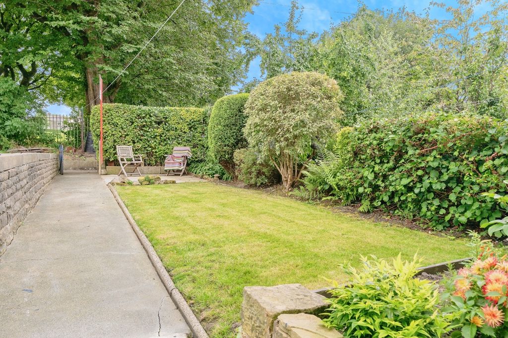 Property photo 2 of 17 Front Garden