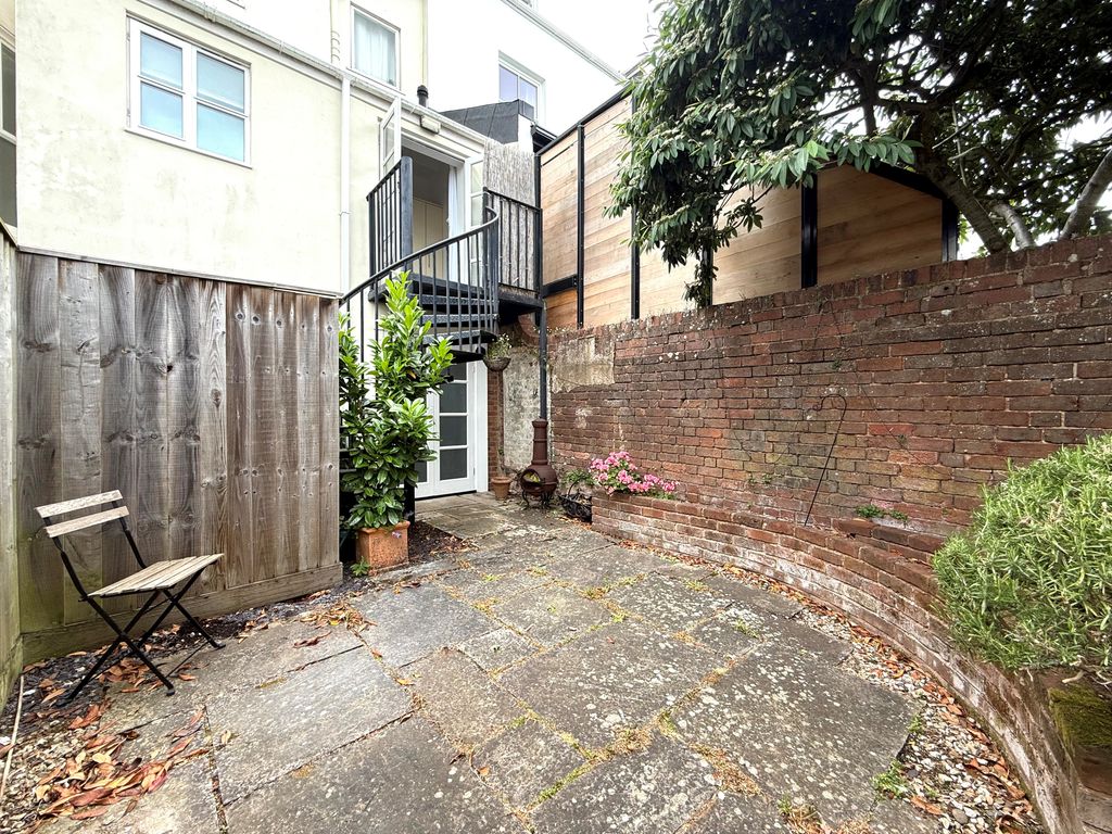 Property photo 2 of 20 16