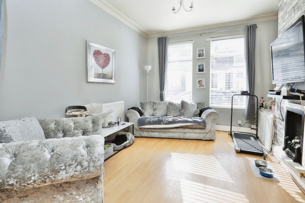 Property photo 3 of 15 Lounge