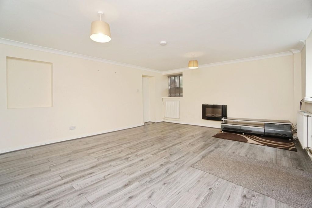 Property photo 2 of 16 Lounge