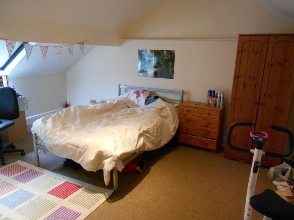 Property photo 3 of 9 A Cozy Double Bedroom Featuring A Comfortable Doub...