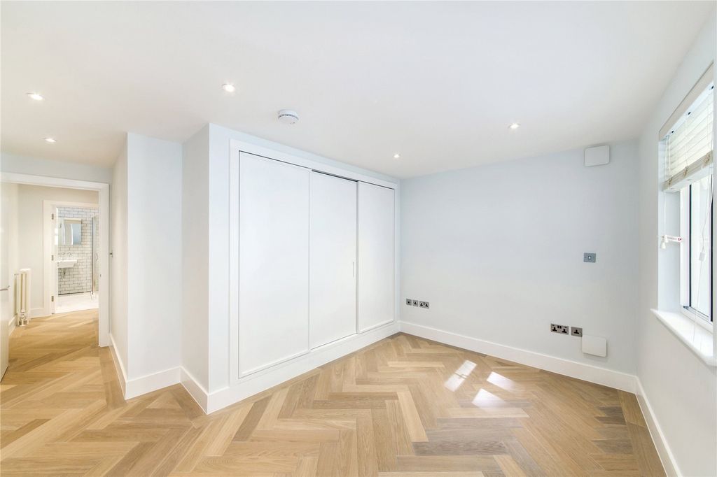 Property photo 3 of 11 Brewer Street