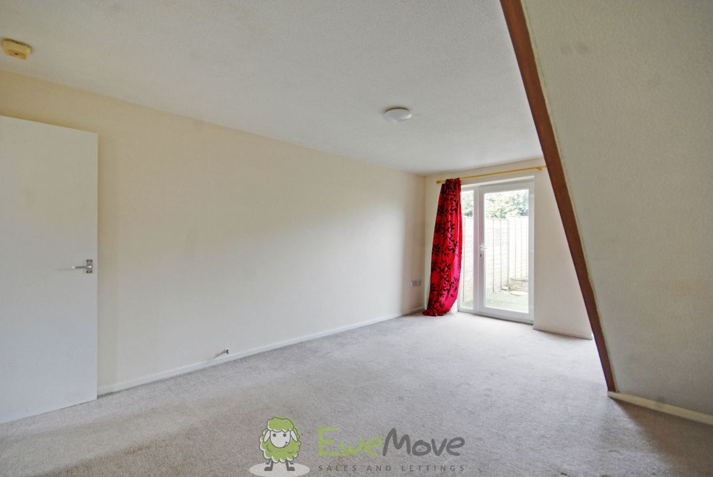 Property photo 3 of 11 Living Space