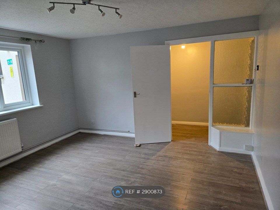 Property photo 1 of 9 Living Room